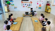 Hoạt động: CHẤM MÀU LÀM THIỆP MỪNG NGÀY 20/10 Hoạt động: CHẤM MÀU LÀM THIỆP MỪNG NGÀY 20/10